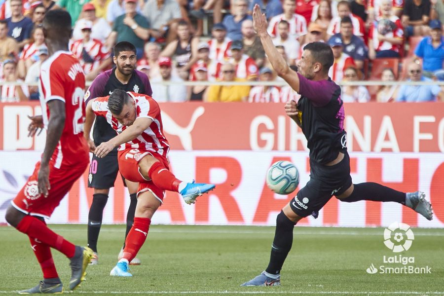 Javi Fuego evitando un disparo en el Girona-Sporting (Foto: LaLiga).