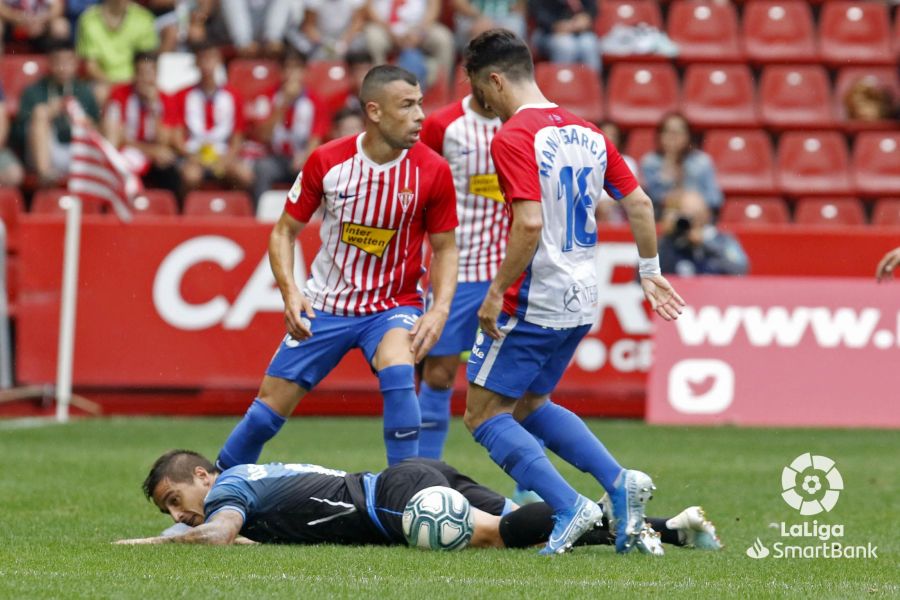 Javi Fuego en un lance del juego en el Sporting-Rayo (Foto: LaLiga).