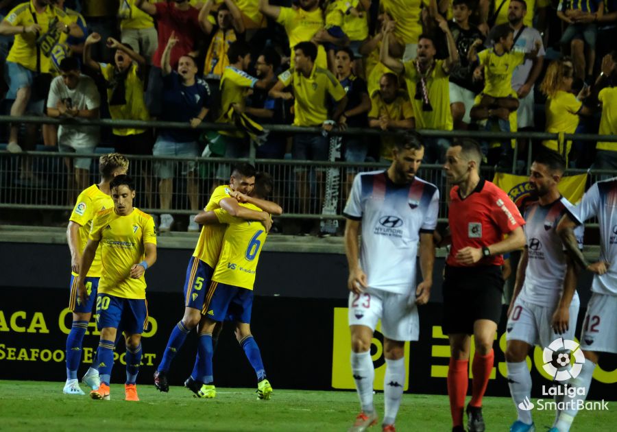 Los jugadores del Cádiz celebran uno de los goles al Extremadura (Foto: CCF).