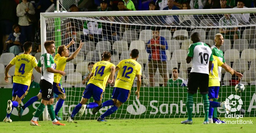 Los jugadores del Cádiz celebran el gol de Álex en Santander (Foto: LaLiga).