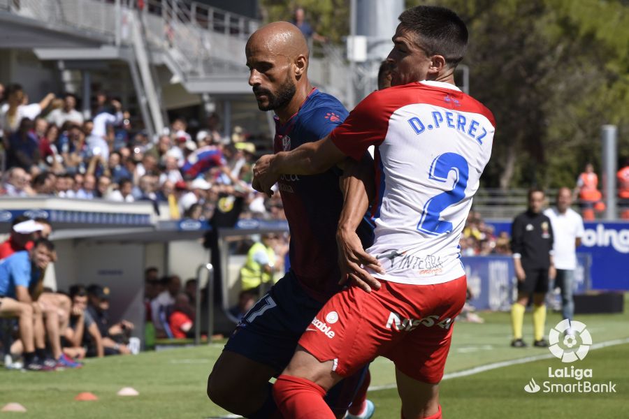 Damián Pérez y Mikel Rico durante el Huesca-Sporting (Foto: LaLiga).