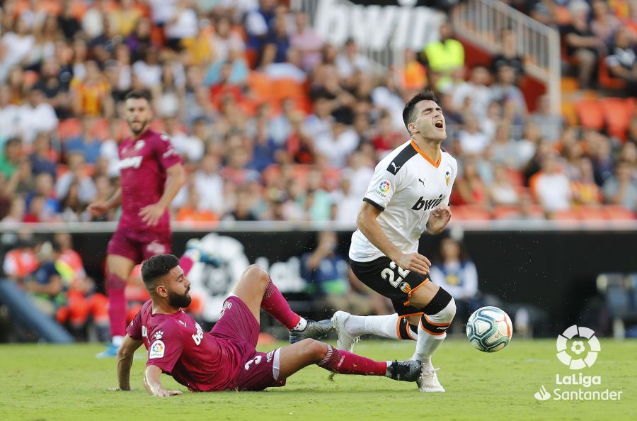 Maxi Gómez se duele de una entrada durante el Valencia-Alavés (Foto: LaLiga).