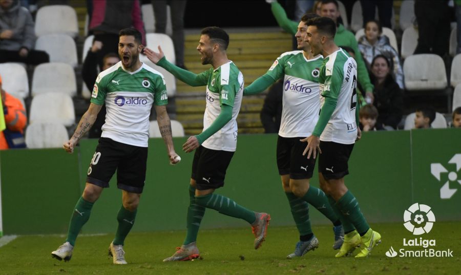 Jugadores del Racing, rival del Real Oviedo, celebrando un gol en El Sardinero (Foto: LaLiga).