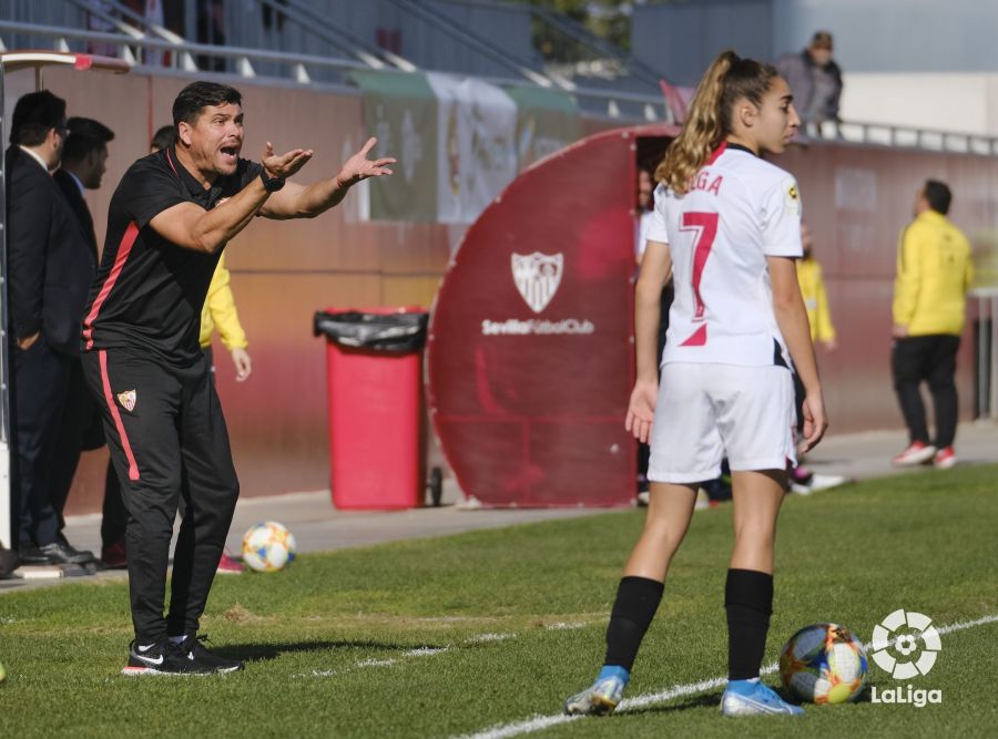 Cristian Toro y Olga Carmona, durante el Sevilla Femenino - Madrid CFF (Foto: LaLiga).
