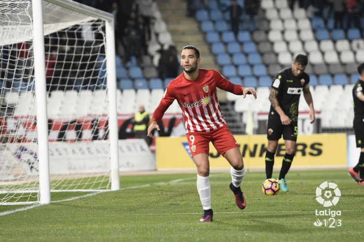 El Almería tira de remontada ante el Elche