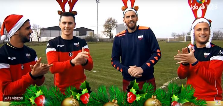 Los jugadores de LaLiga 1l2l3 disfrutan cantando villancicos por Navidad