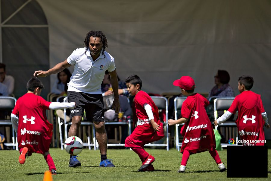 El equipo de LaLiga Legends hace las delicias de los niños en México