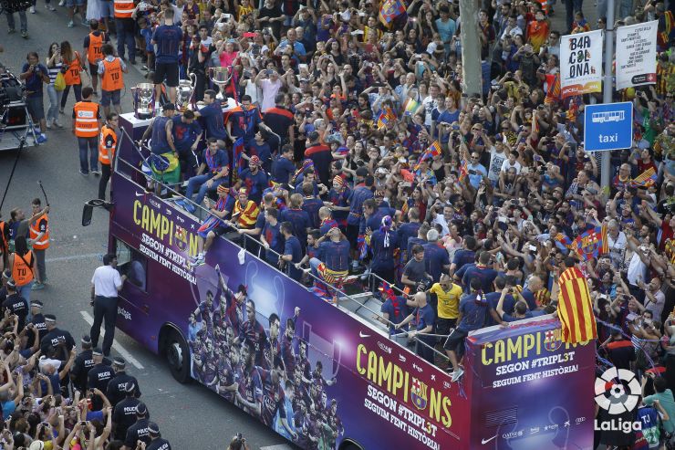 Barcelona fans replicate Lionel Messi's El Clasico celebration