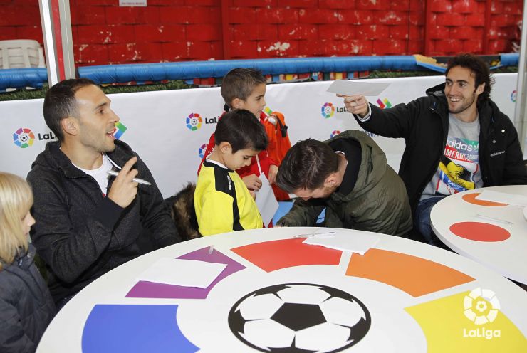 Baena, Nacho, Tito y Cobeño se divierten en la Fan Zone del Rayo Vallecano
