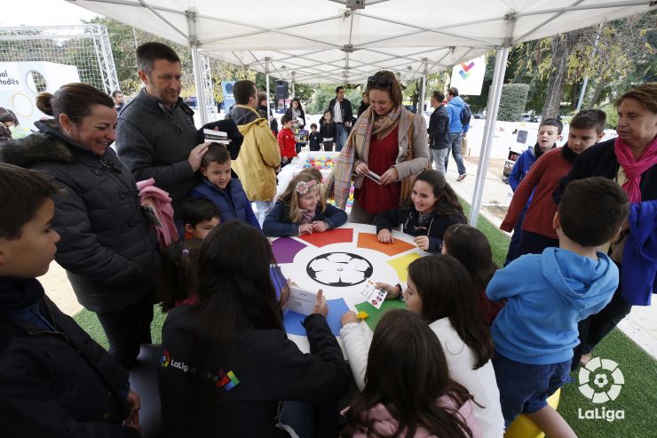 Visitas ilustres en la Fan Zone del Sevilla