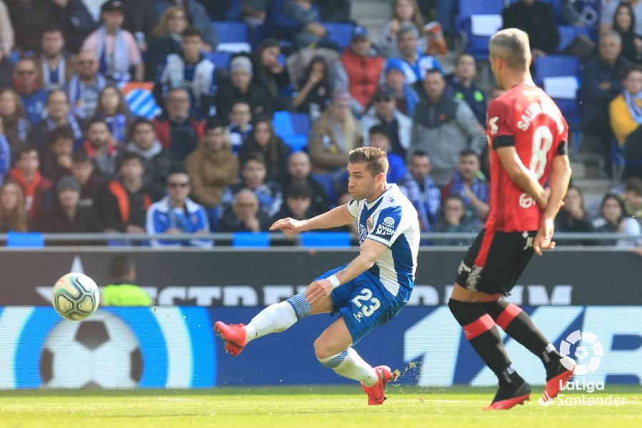 Embarba busca un centro en el duelo del Espanyol ante el Mallorca (Foto: LaLiga).