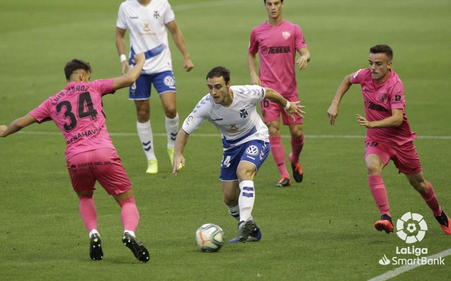 Lasure intenta zafarse de la presión de Luis Muñoz (Foto: LaLiga Santander).
