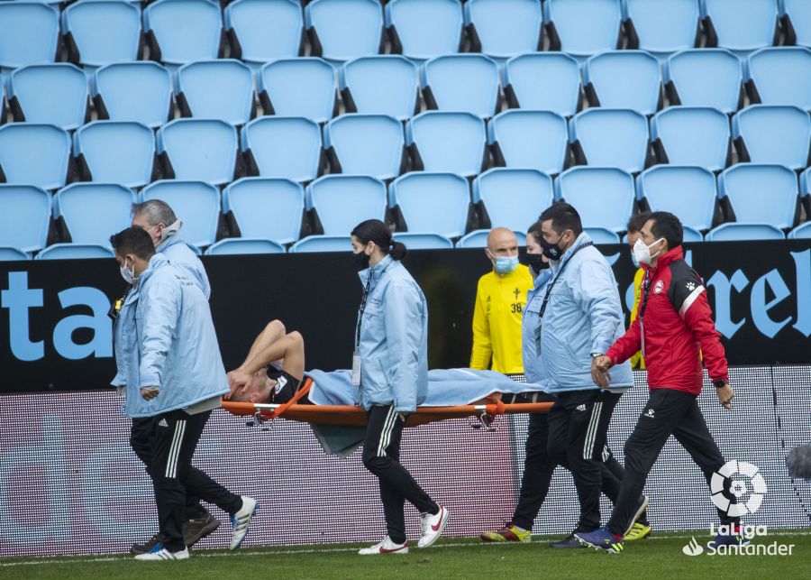 Rodrigo saliendo en camilla (Foto: LaLiga).