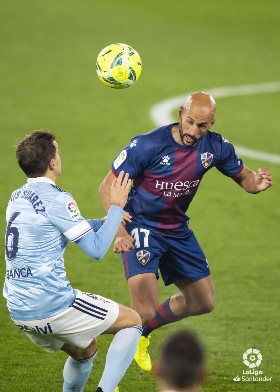 Denis Suárez peleando un balón (Foto: LaLiga).