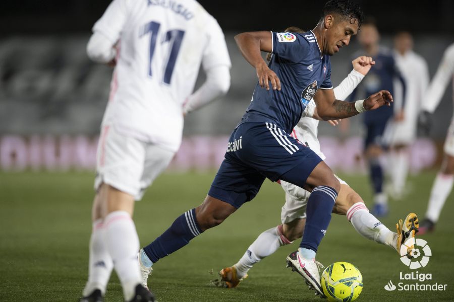 Tapia progresa con el balón en el Real Madrid-Celta (Foto: LaLiga).