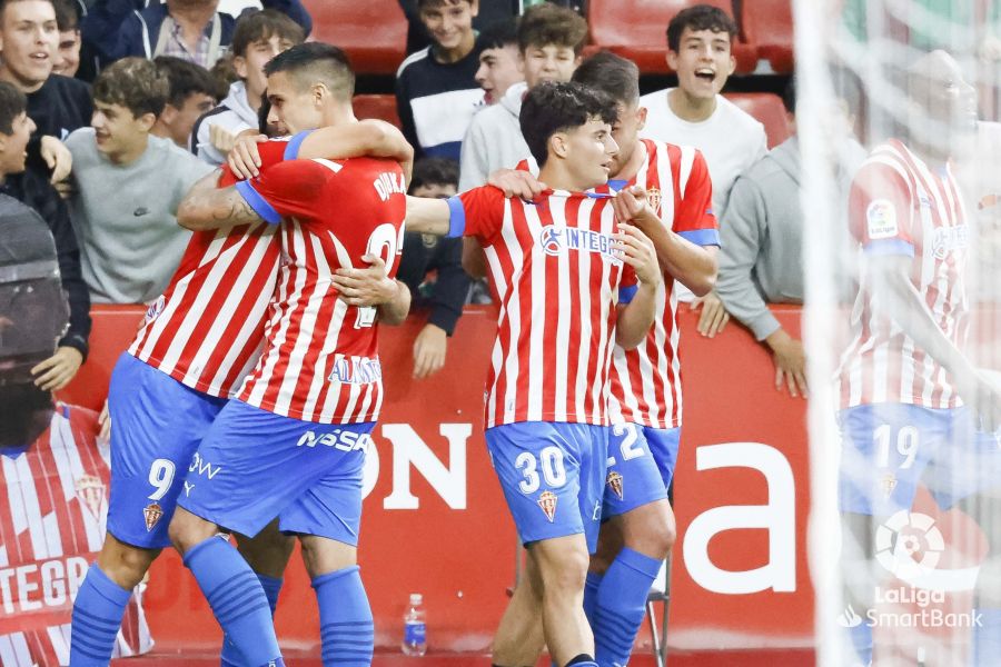El R. Sporting impone su ley ante el Villarreal B | LaLiga
