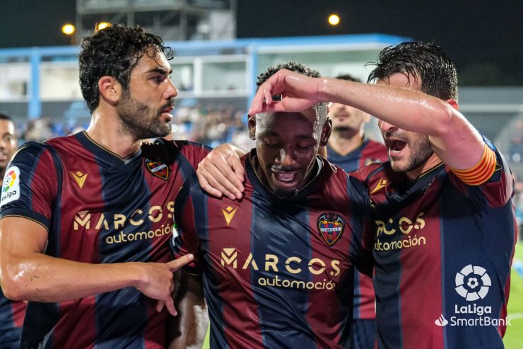 ¡El Levante remonta en Ibiza!