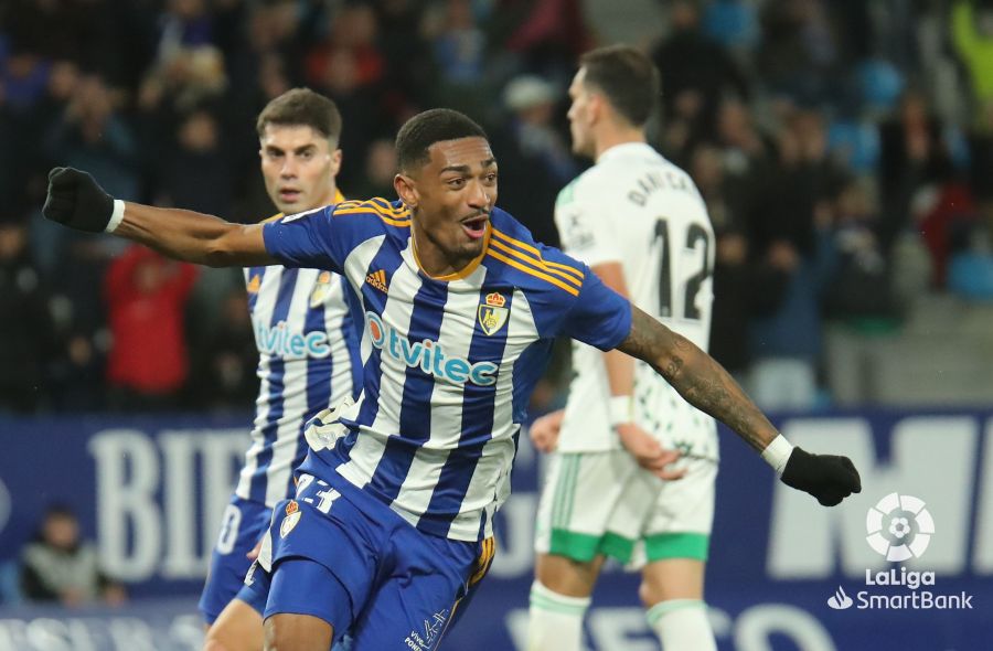 El golazo salvador de Derik Lacerda ante el Real Oviedo en el descuento