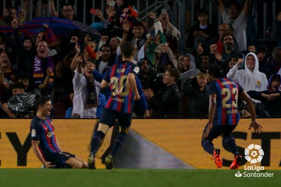 صور مباراة : برشلونة بيتيس 4-0 ( 29-04-2023 )  104e997a3586e6b02b9721f51a479678