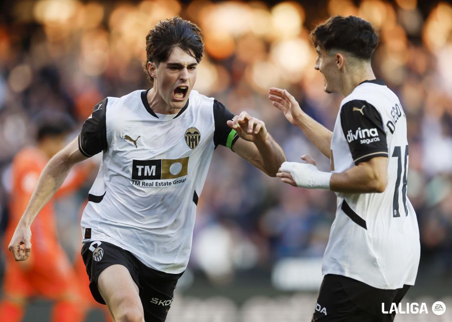 El gol de Javi Guerra que da un respiro al Valencia CF | LALIGA