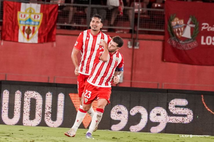 El Almería remonta al Sporting y logra su primer triunfo en casa