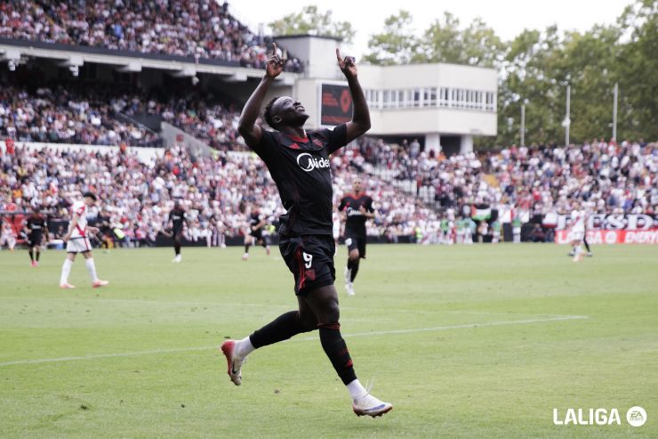 Akor Adams saca petróleo para el Sevilla en Vallecas