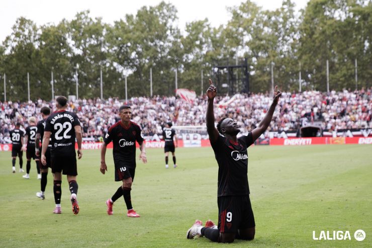 Akor Adams certificó los tres puntos del Sevilla en Vallecas con este gran gol