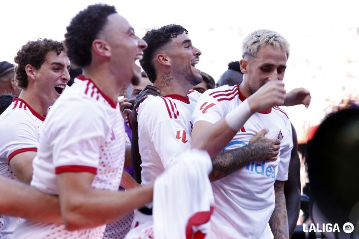 El Sevilla FC desata su mejor versión y golea al FC Barcelona en una noche mágica en Nervión