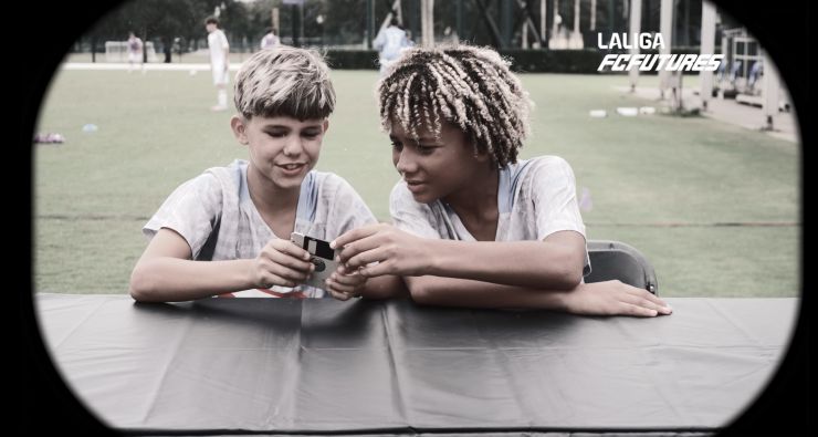 Los jugadores de LALIGA FC FUTURES reaccionan a objetos retro