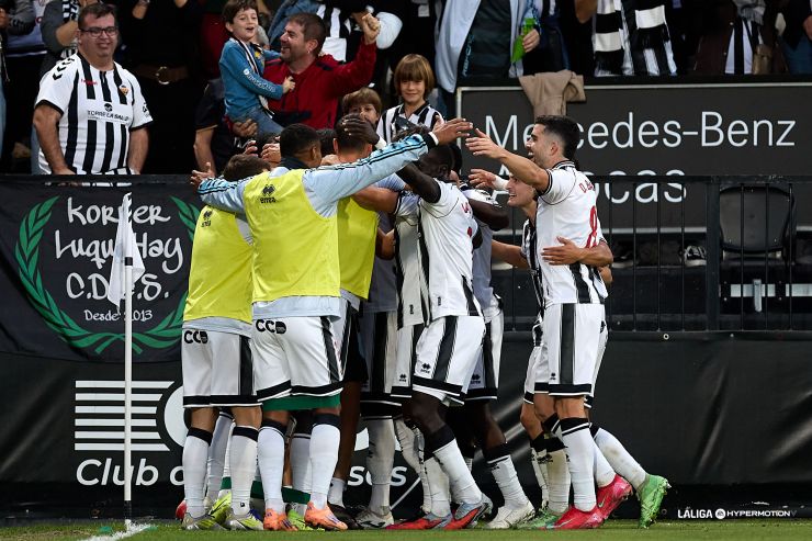 El CD Castellón se lleva la victoria en un partido con nueve goles marcado por la locura