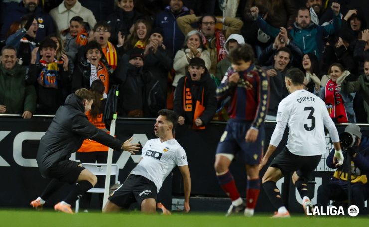 El Valencia se lleva el derbi gracias a un gol de chilena de Hugo Duro