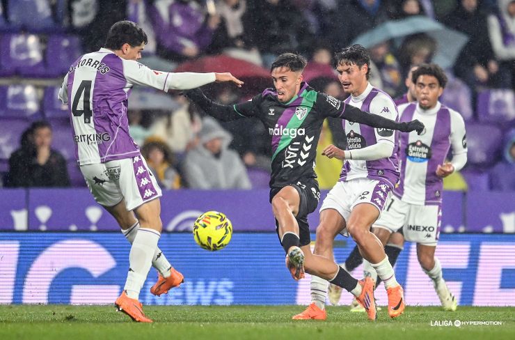 Real Valladolid y Málaga CF sellan un empate bajo la lluvia de Pucela