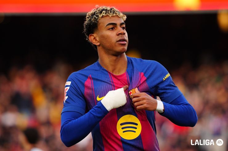 Un FC Barcelona de oficio remonta y mantiene viva la lucha por el título