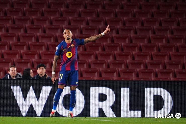 Raphinha capitanea la victoria del líder