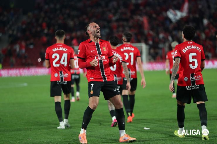 El Mallorca gana en casa y se aleja del descenso