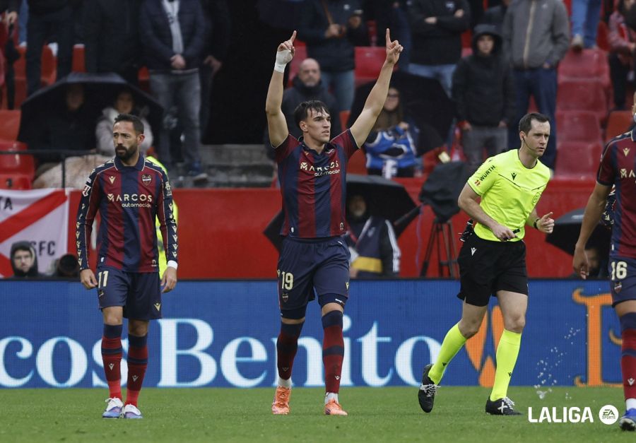 Carlos Espí dio oxígeno al Levante UD en Sevilla con este gran gol | LALIGA