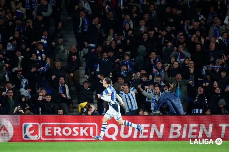 La volea de Oyarzabal adelantó a la Real Sociedad contra el líder