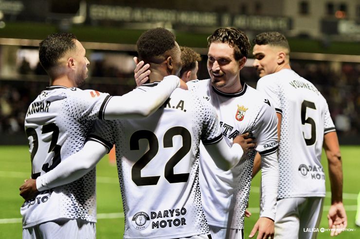 La AD Ceuta FC vuelve a la senda del triunfo tras remontar en el Alfonso Murube