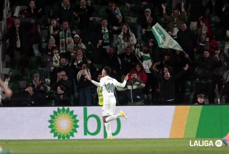 Fútbol vertical sello Elche: asistencia 'rompelíneas' y definición de 'killer'