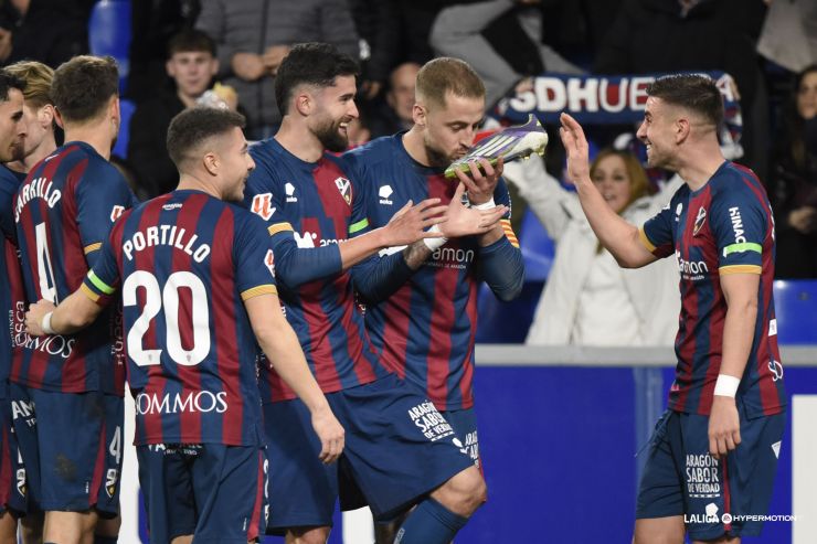 La SD Huesca gana y sale de los puestos de descenso