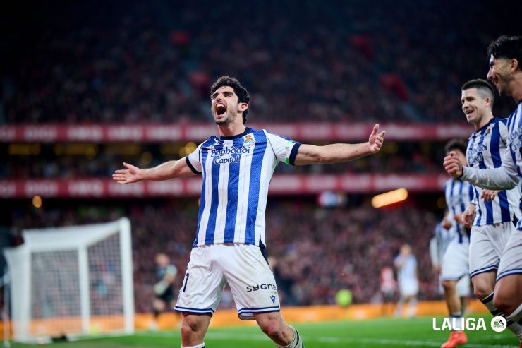 Latigazo de Guedes para adelantar a la Real Sociedad en el derbi vasco