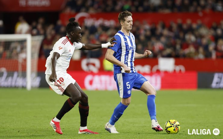 Un Sevilla FC heroico rescata un empate épico con diez en Nervión