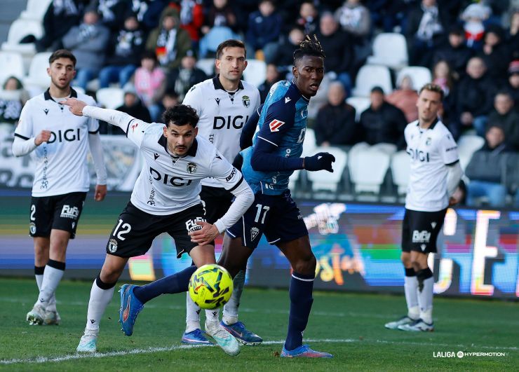 Un combatido Cádiz CF frena a un insistente Burgos CF