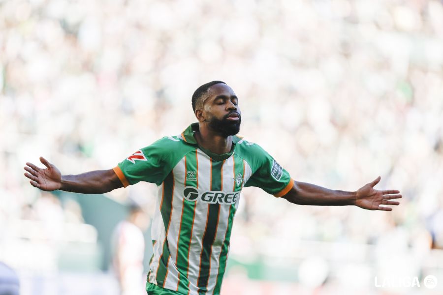 Isi empata ante el Betis antes del descanso 2 highlight_image