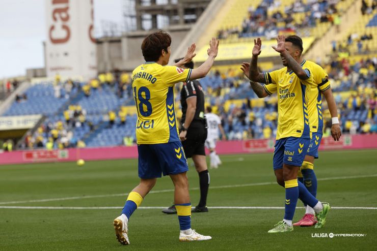 Las Palmas golea 4-0 y se afianza en puestos de play-off