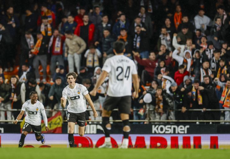 Javi Guerra paró el tiempo para empatar en Mestalla