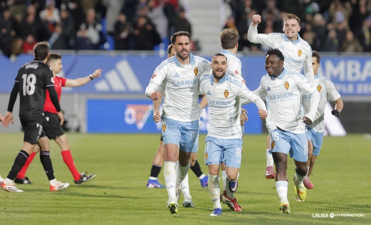 El Real Zaragoza vence a la UD Almería y sueña con la salvación