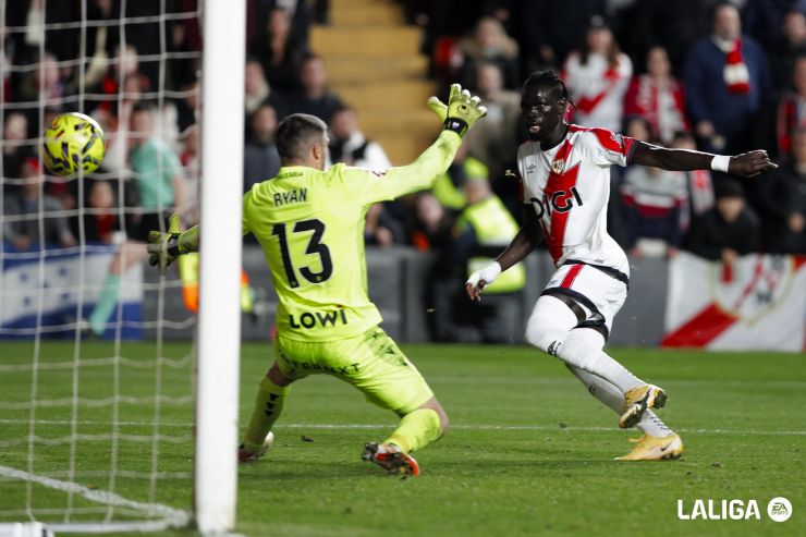 Pathé Ciss salva un punto para el Rayo en el último minuto