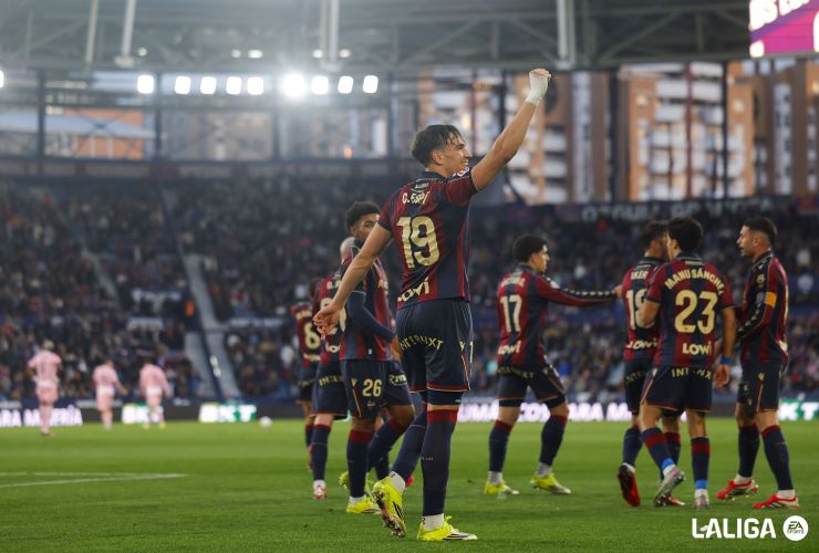 El Levante UD resiste y sueña a costa de un Real Oviedo que se agota