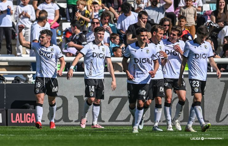 El Burgos CF logra una cómoda victoria en casa